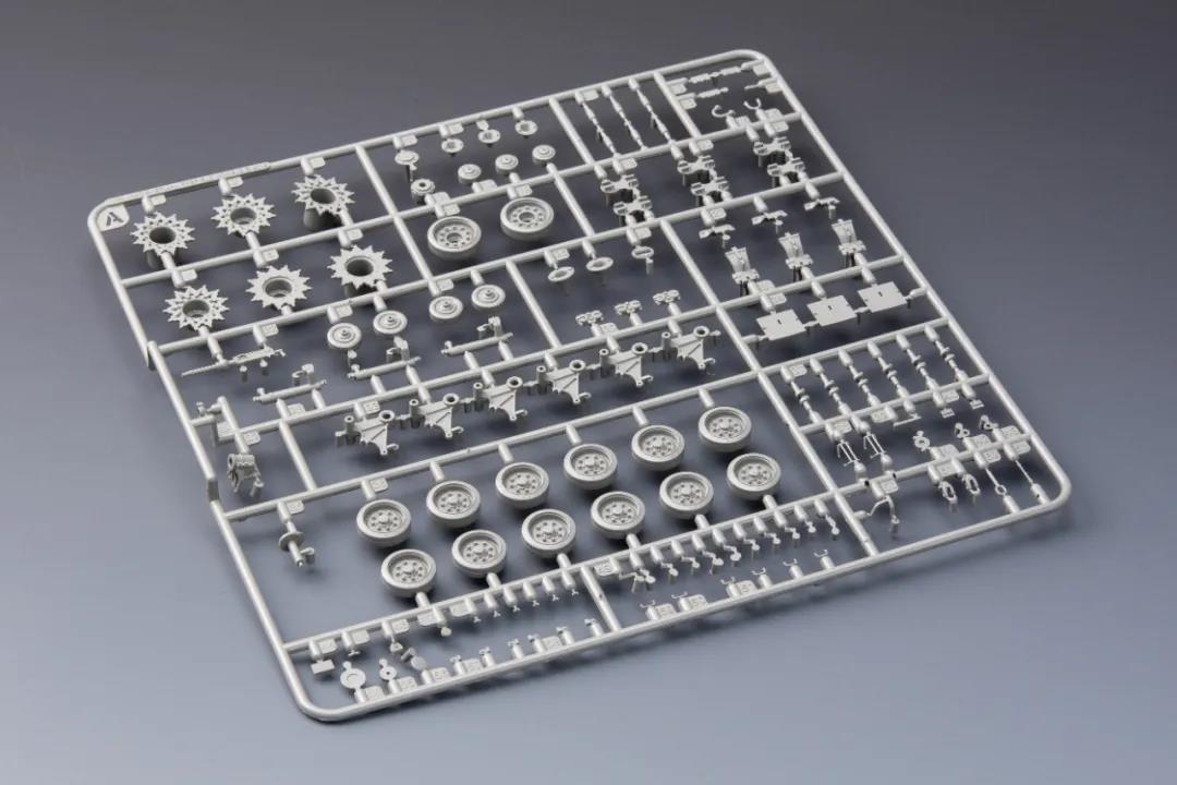 thumbnail interactive-video image 1 of Ryefield Model RM-5042 1/35 U.S. Tank M4A3 76w HVSS Sherman W/Full Interior – Unassembled Kit 1 of 4