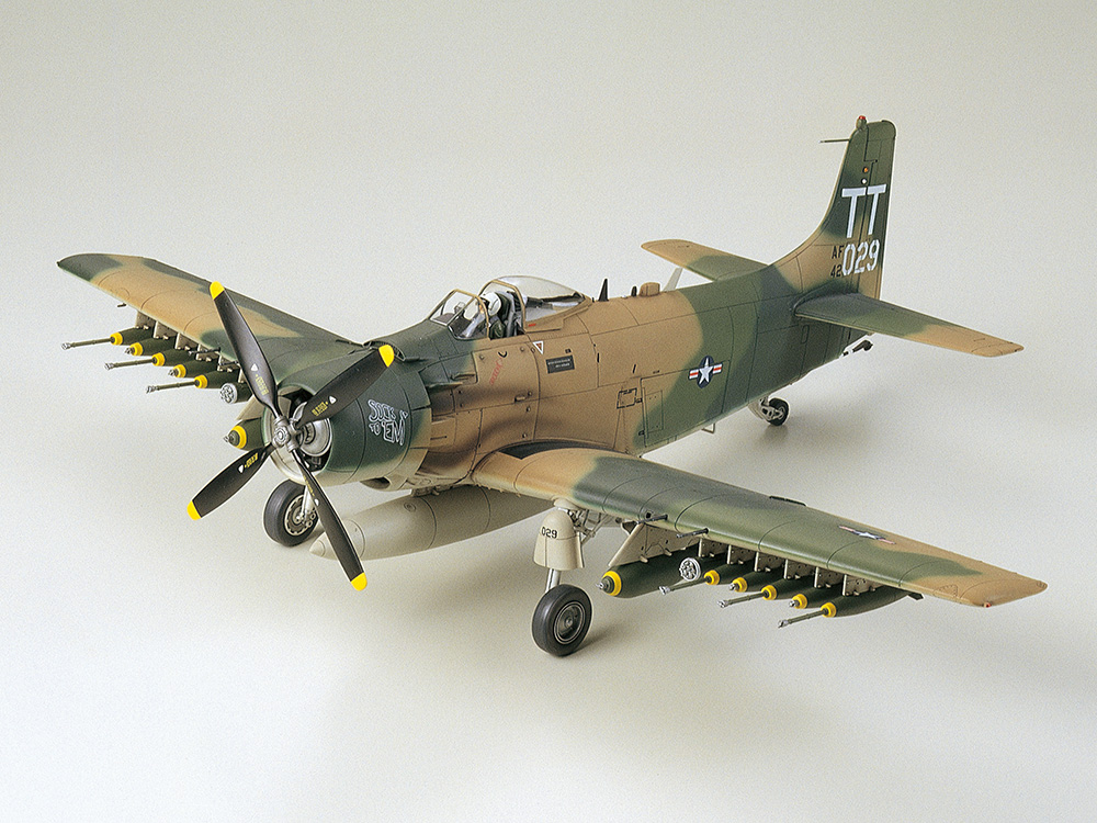 TAMIYA LR-1 迷彩色 飛行機模型 Tamiya 61073 1/35 Scale Douglas A-1J Skyraider U.S. Air
