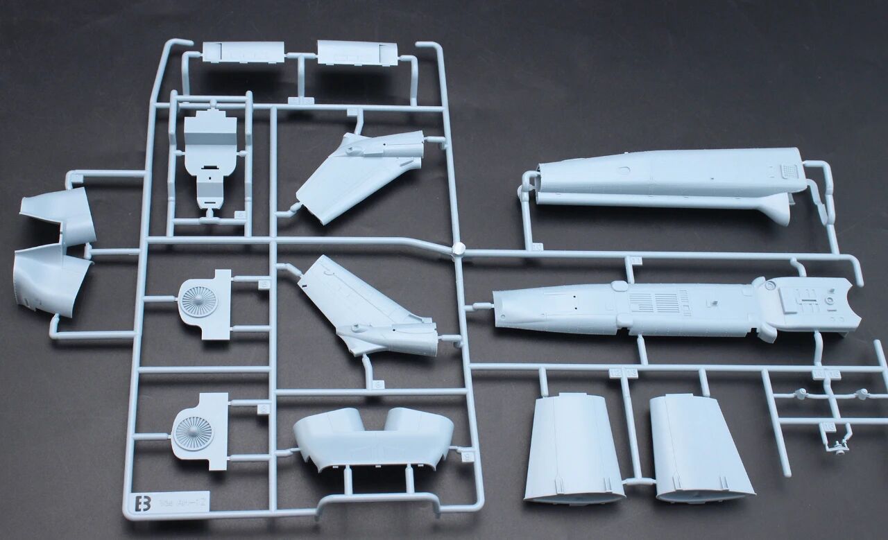 ACADEMY AC12138 1/35 UH-1Y Venom Assembly Aircraft Collectible