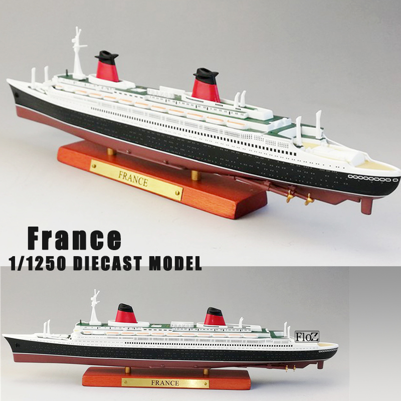 Scale model of the ship 1:1250 SS France