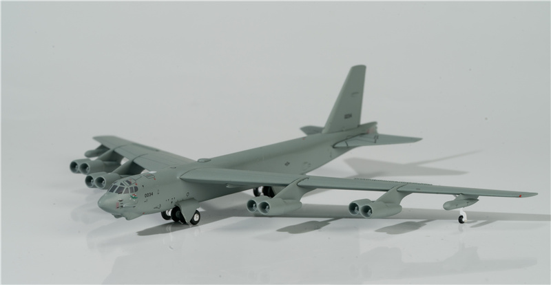 Amazon.com: Great Wall Hobby 1/144 US Navy B-52H Strategic