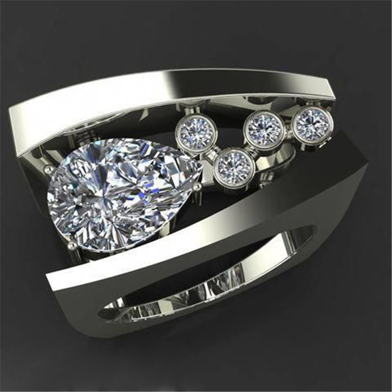 Кольцо с тремя крупными бриллиантами