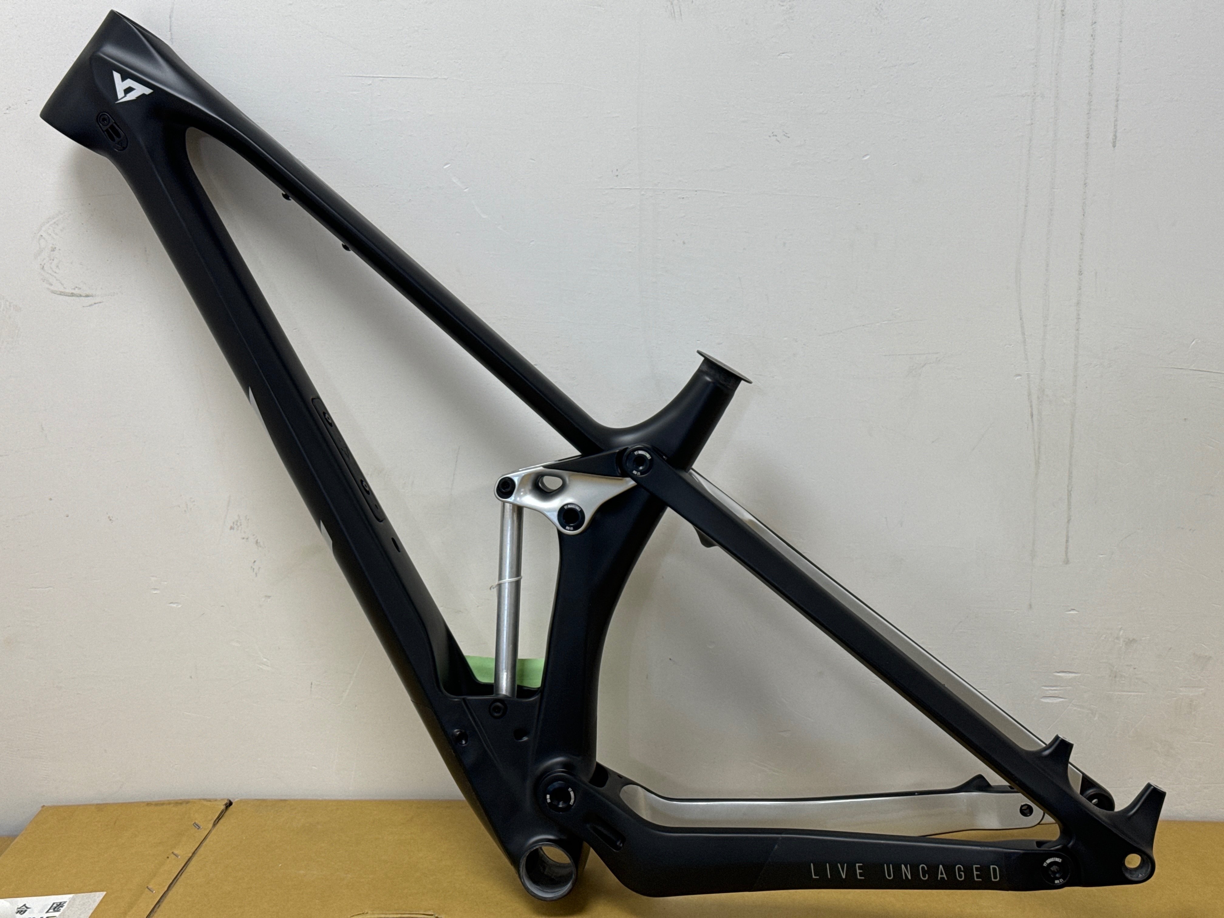 YT IZZO MKI 29in CF HX LW Carbon FRAME - Enduro All Mountain XL