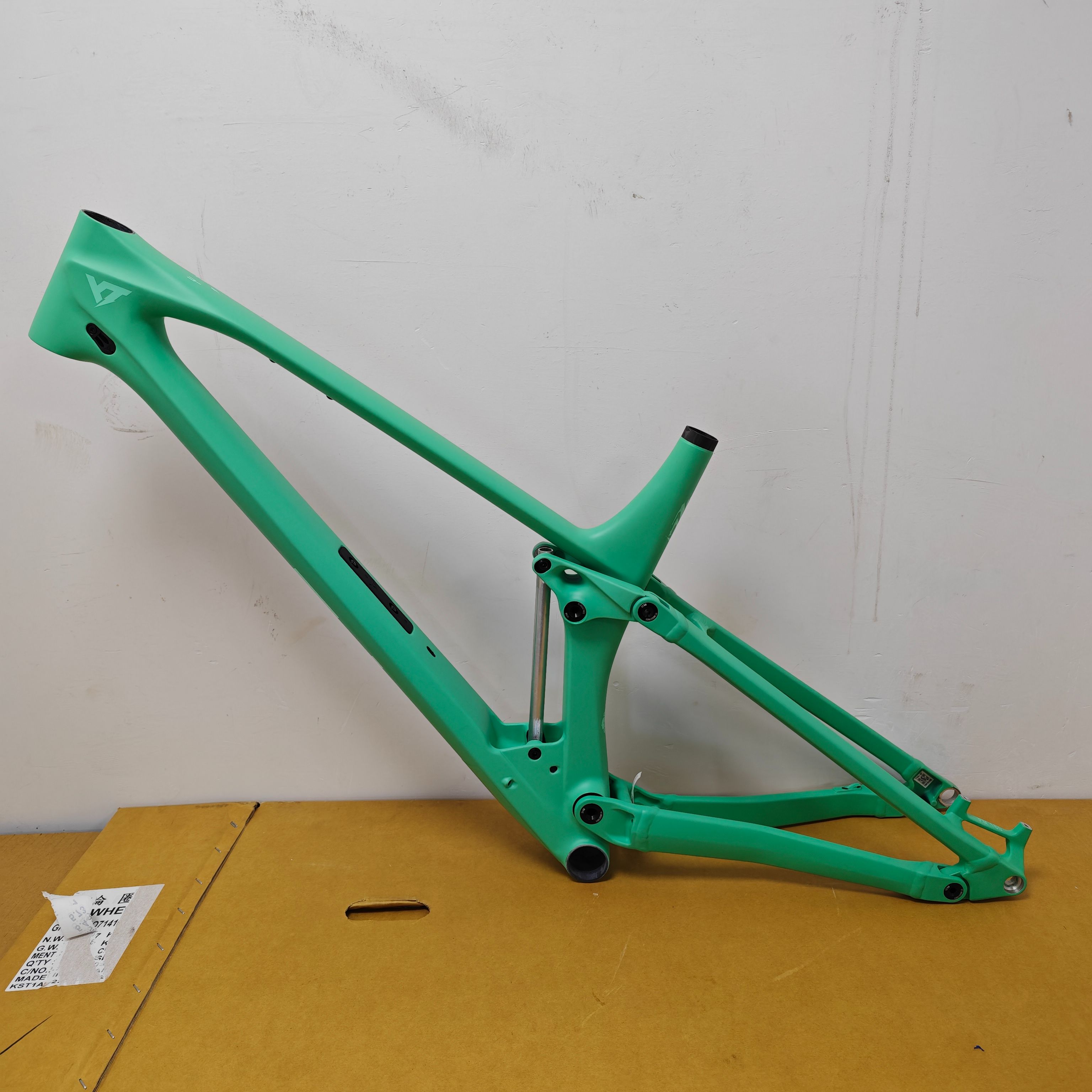 EMPEROR 濃緑 フレーム YT IZZO MKI 29in CF HX LW Carbon FRAME - Enduro All Mountain XL