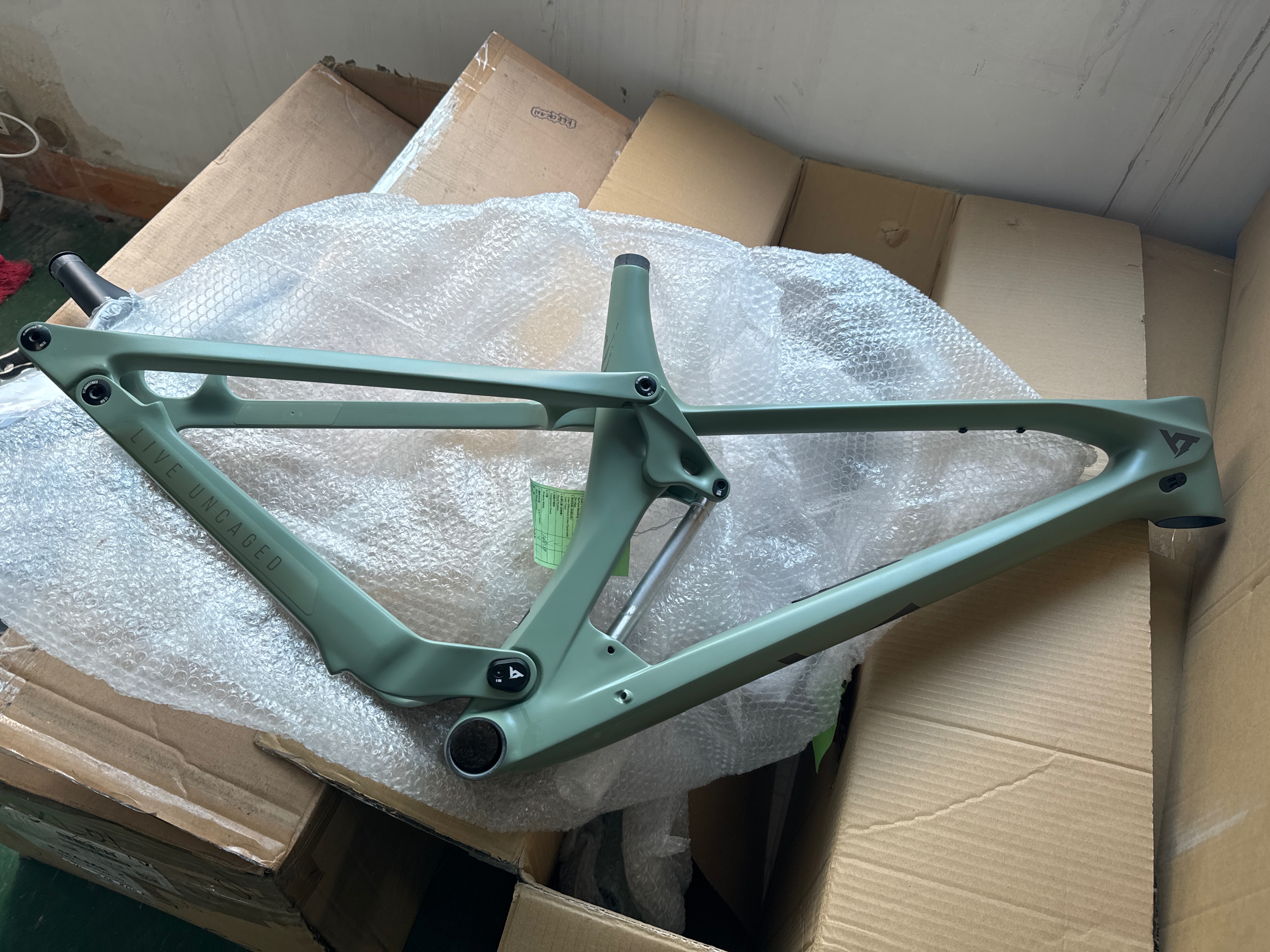 YT IZZO MKI 29in CF HX LW Carbon FRAME - Enduro All Mountain XL