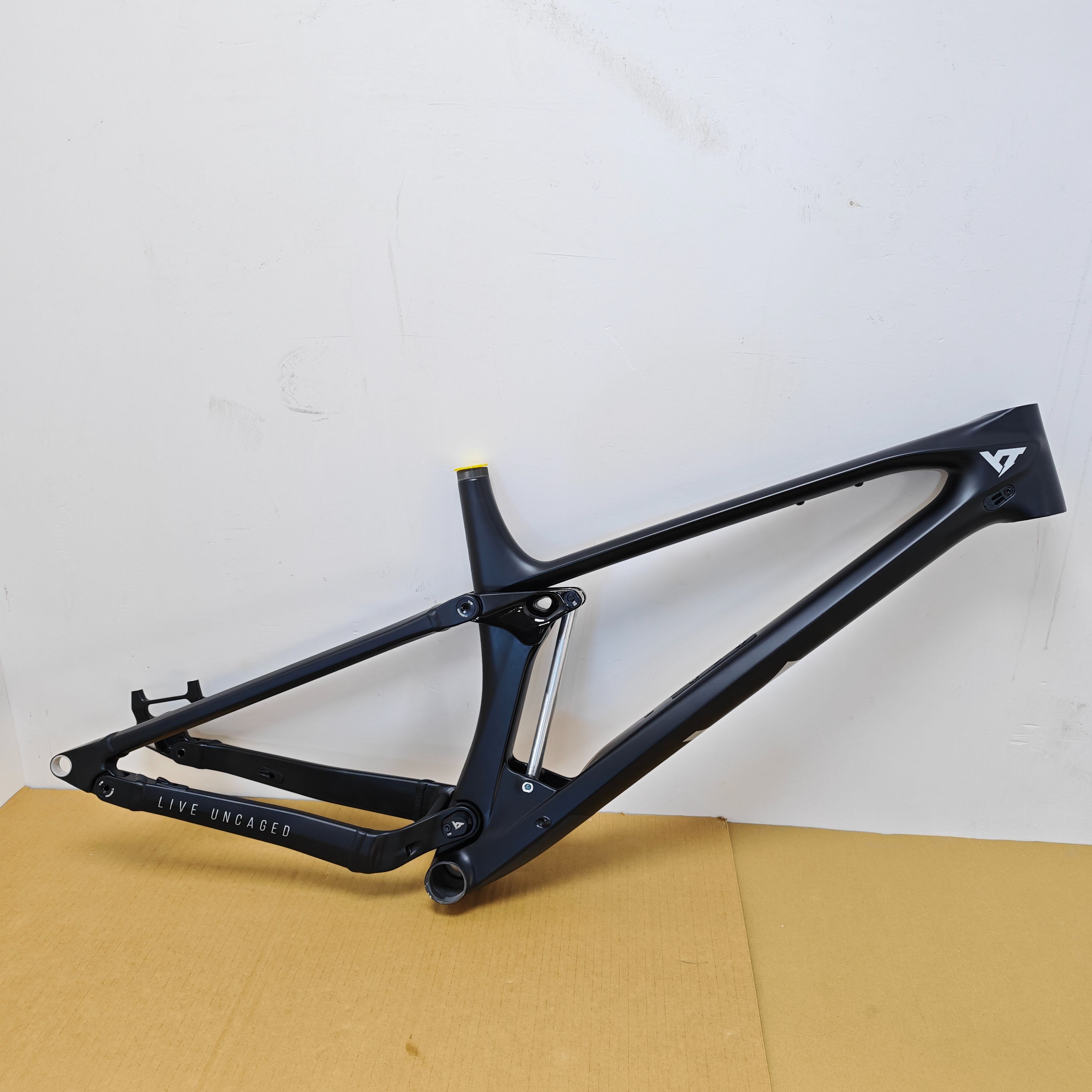 YT IZZO MKI 29in CF HX LW Carbon FRAME - Enduro All Mountain