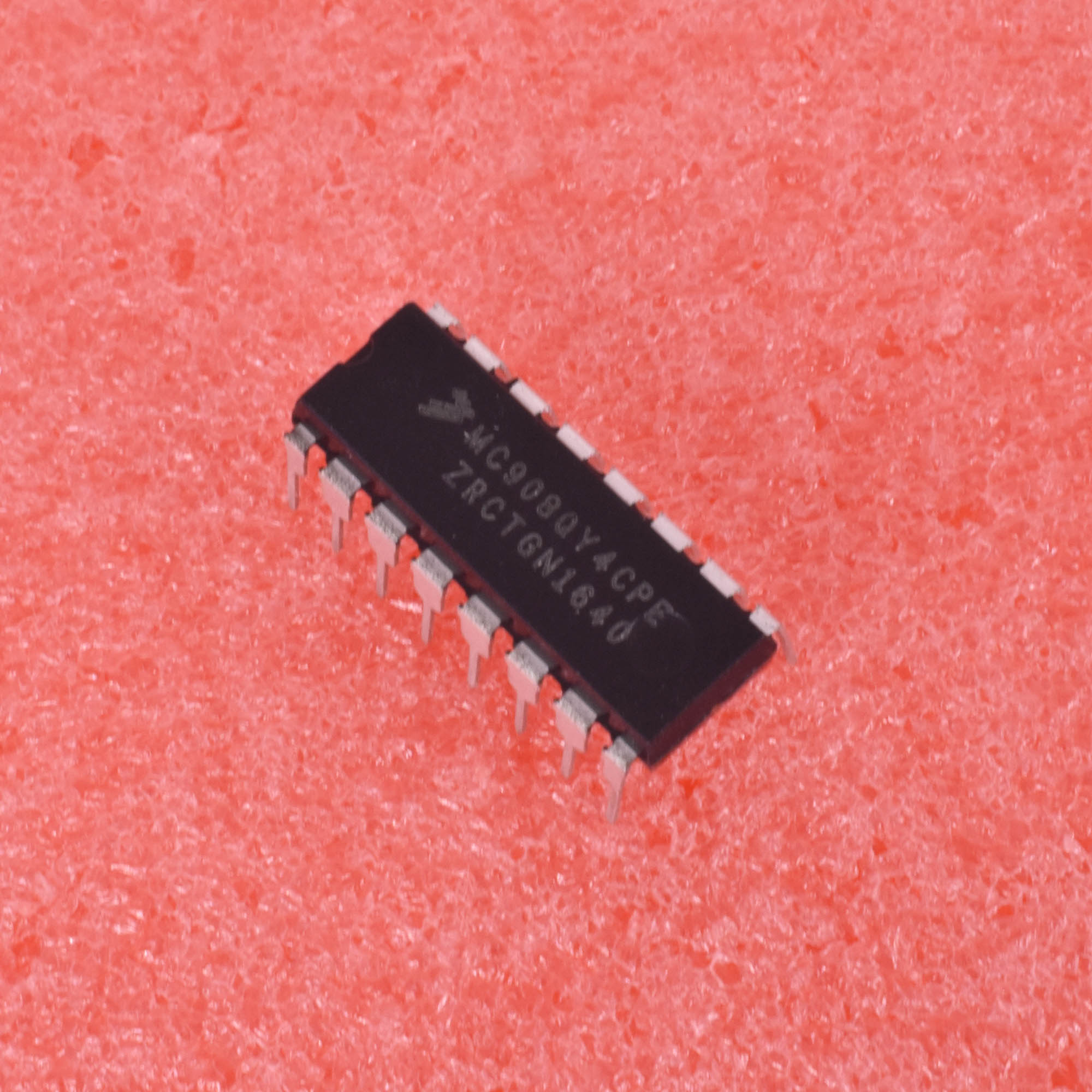 1pcs MC908QY4CPE Microcontrollers DIP16