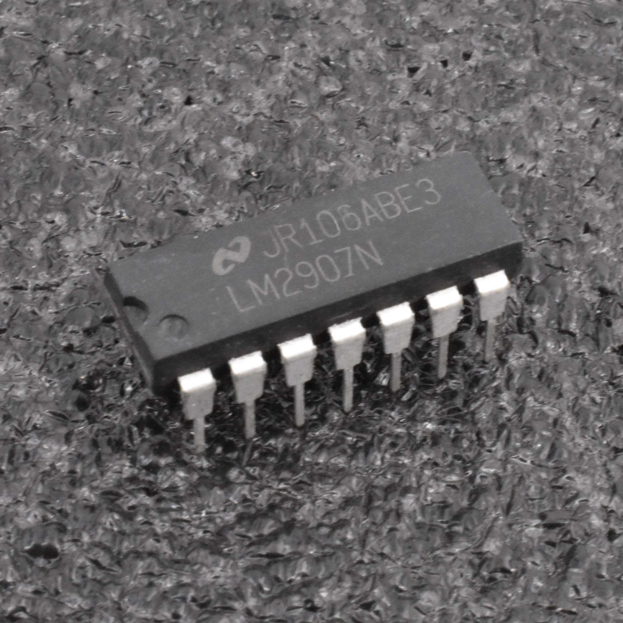 2 Pcs NEW LM2907N DIP-14 Frequency to Voltage Converter Free shipping