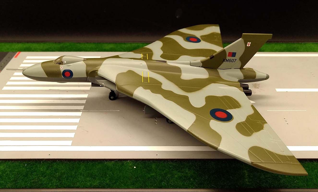 UK Royal Air Force Avro Vulcan bomber aircraft 1/144 diecast plane ...