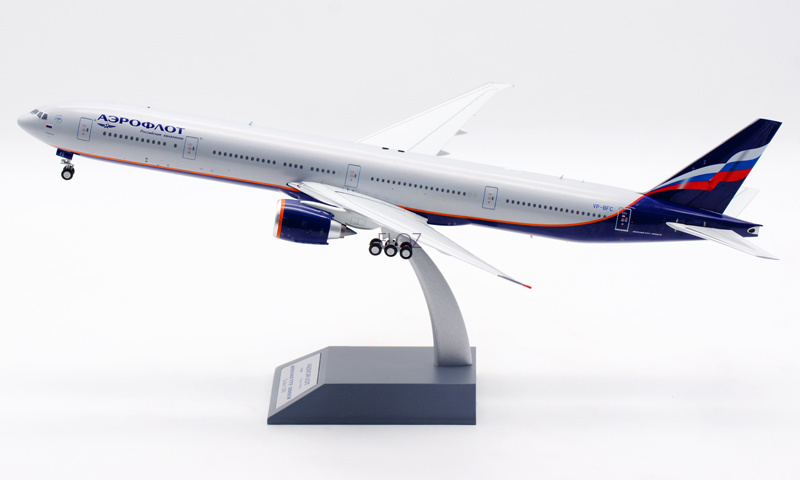 BOEING  777-300 ER模型　1/200 Amazon.com: 1/200 Boeing 777 -300 ANA : Arts, Crafts & Sewing