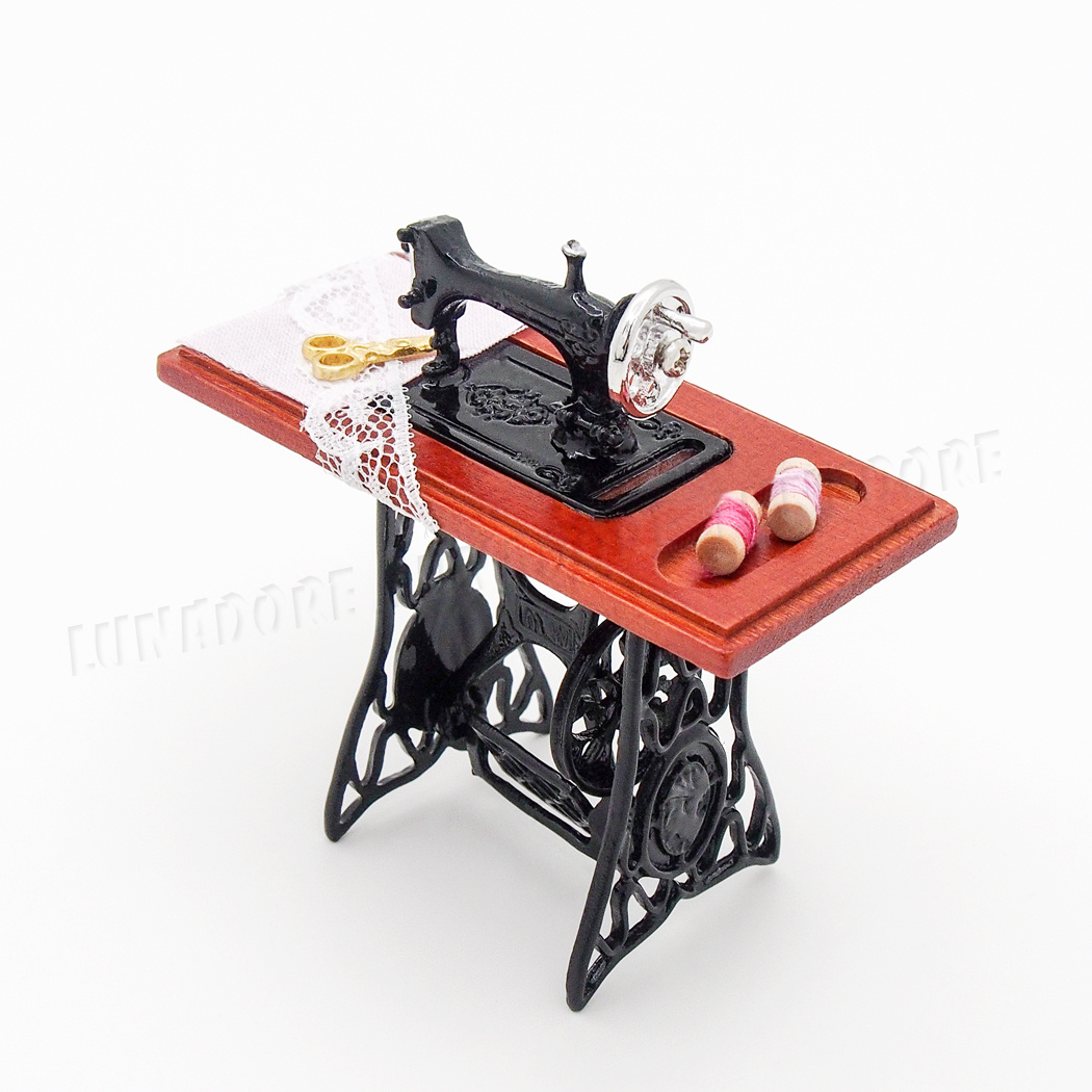 Vintage Metal Miniature Sewing Machine For 1//6 1//12 Scale Dollhouse Decoration !